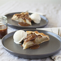 Apple crostata with rum caramel