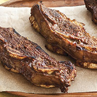 Barbecued short ribs with dark sauce