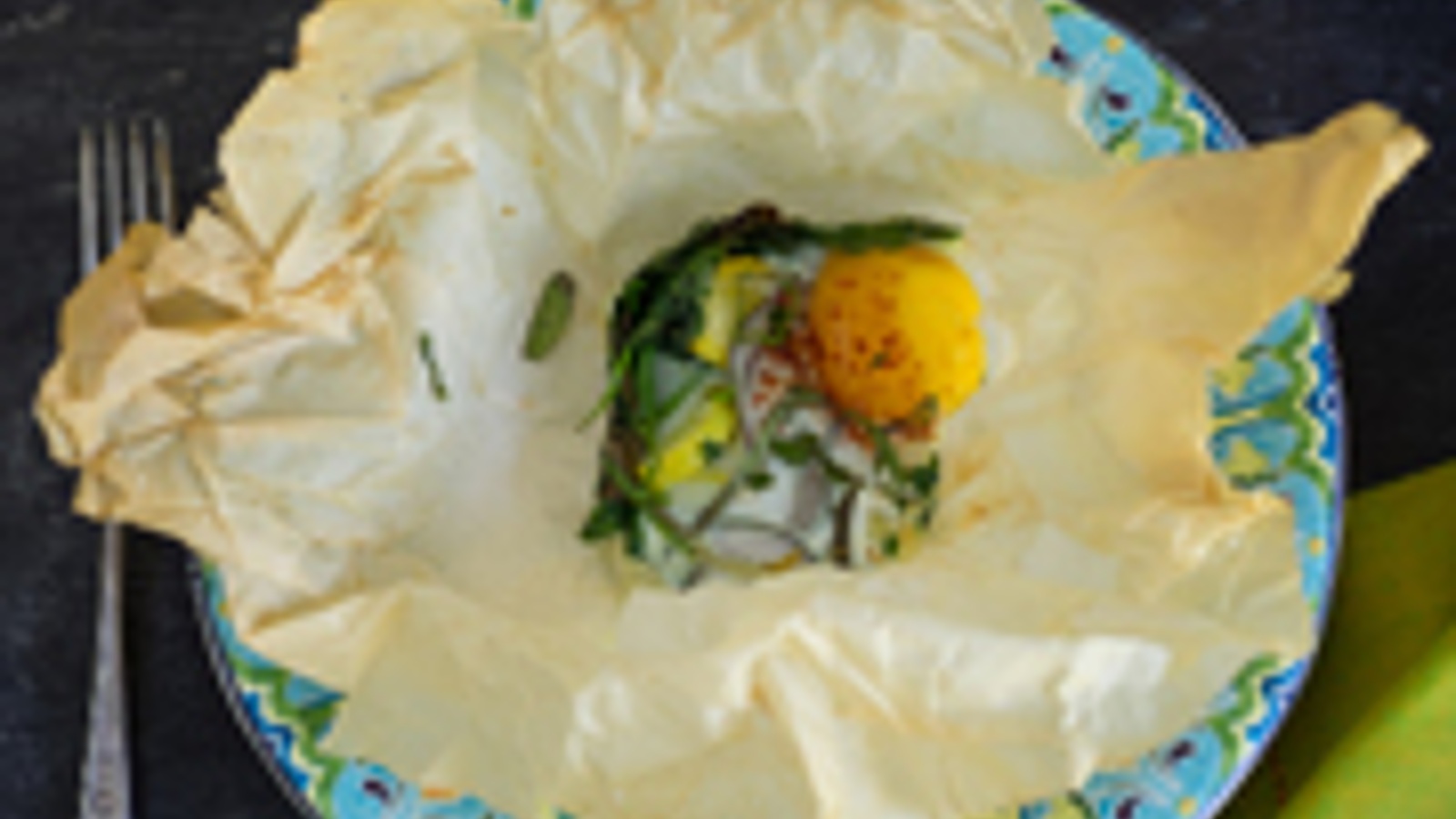 Cuddled eggs and vegetables in parchment pouches